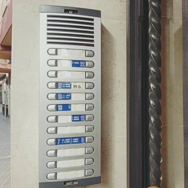Actualización de portero a videoportero Fermax Placa de Portero con pulsadores a Skyline personalizada de Fermax